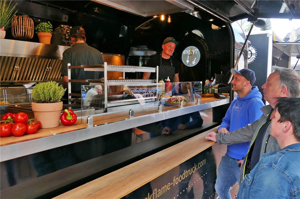 Streetfood Drink & Music Festival: „Hier kannst du alles probieren“ Familie Kappelhoff am Streetfood Truck