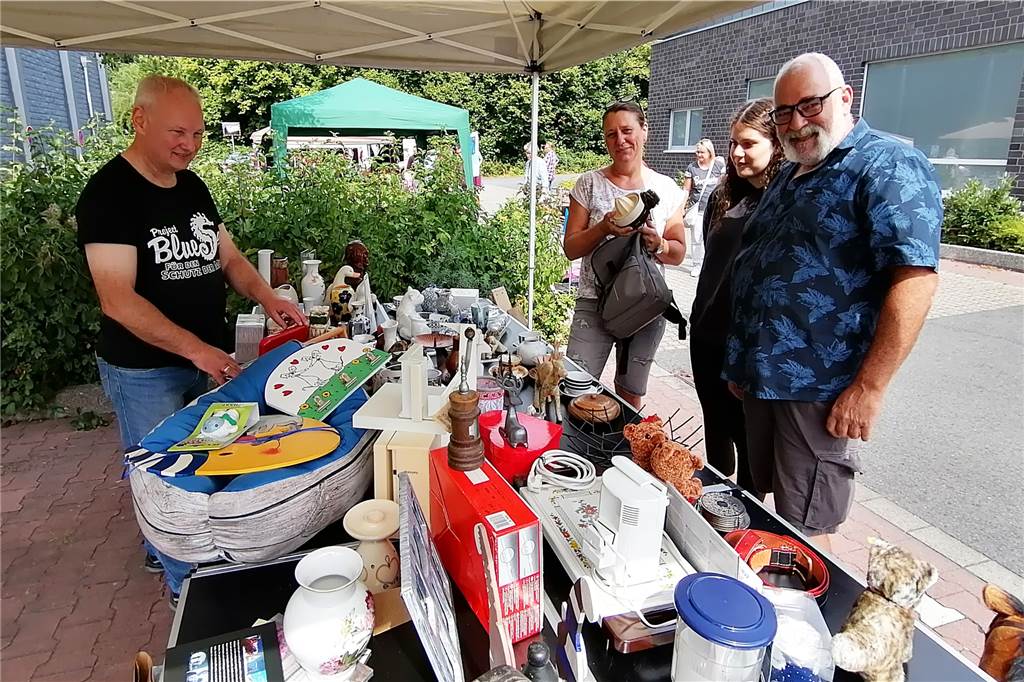 Westring-Center: Trödel, veganes Essen und Informationen für den Tierschutz Familie Kielholz fand am Stand von Thomas Topheide eine alte Zitruspresse.