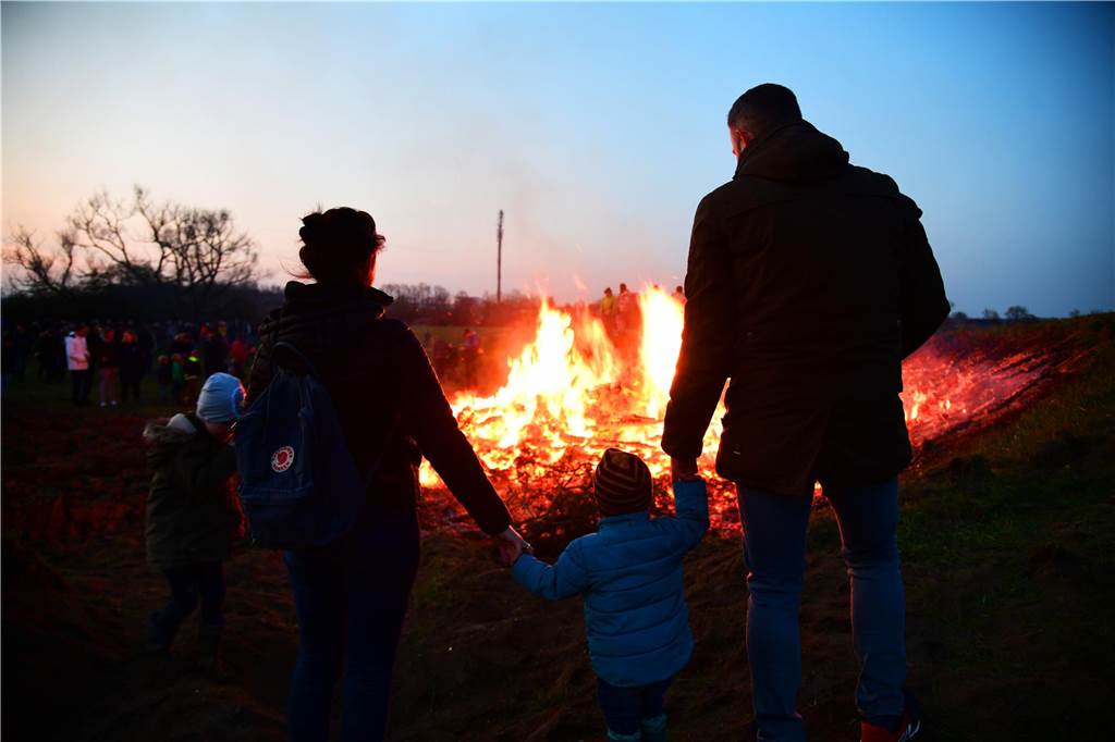Familie Klosek ist mit ihren Kindern gekommen, weil es für die Kleinen das erste Osterfeuer war.