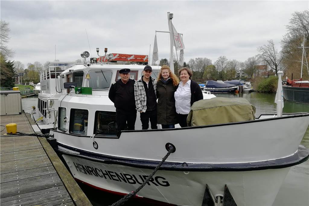 Saisonstart am Hebewerk: Kapitän Kracke will die Gäste glücklich machen Familie Kracke auf ihrem Schiff.
