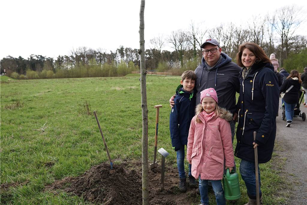 Der Baum als Zeuge: Viele Menschen bei Pflanzaktion des Heimatvereins Familie Lau zeigt mit der Baumpatenschaft ihre Heimatverbundenheit.