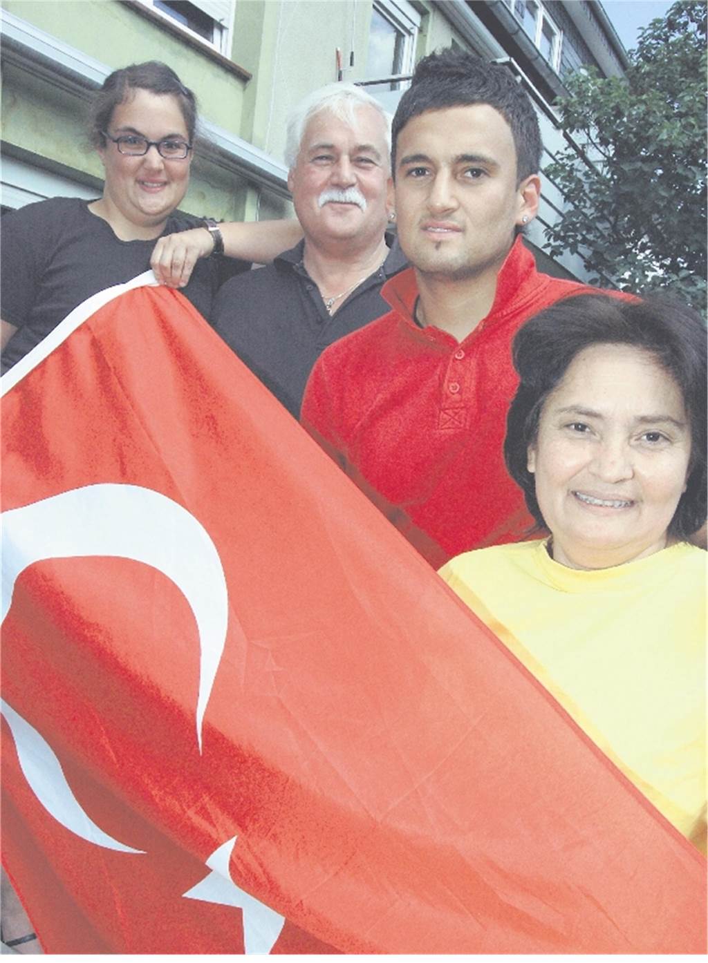 Ein Frühstück bei der bemerkenswerten Ruziye Malkus (65) Gülsah, Reinhard, Deniz und Ruziye Malkus zeigen bei der Fußball-EM eine Türkei-Flagge.