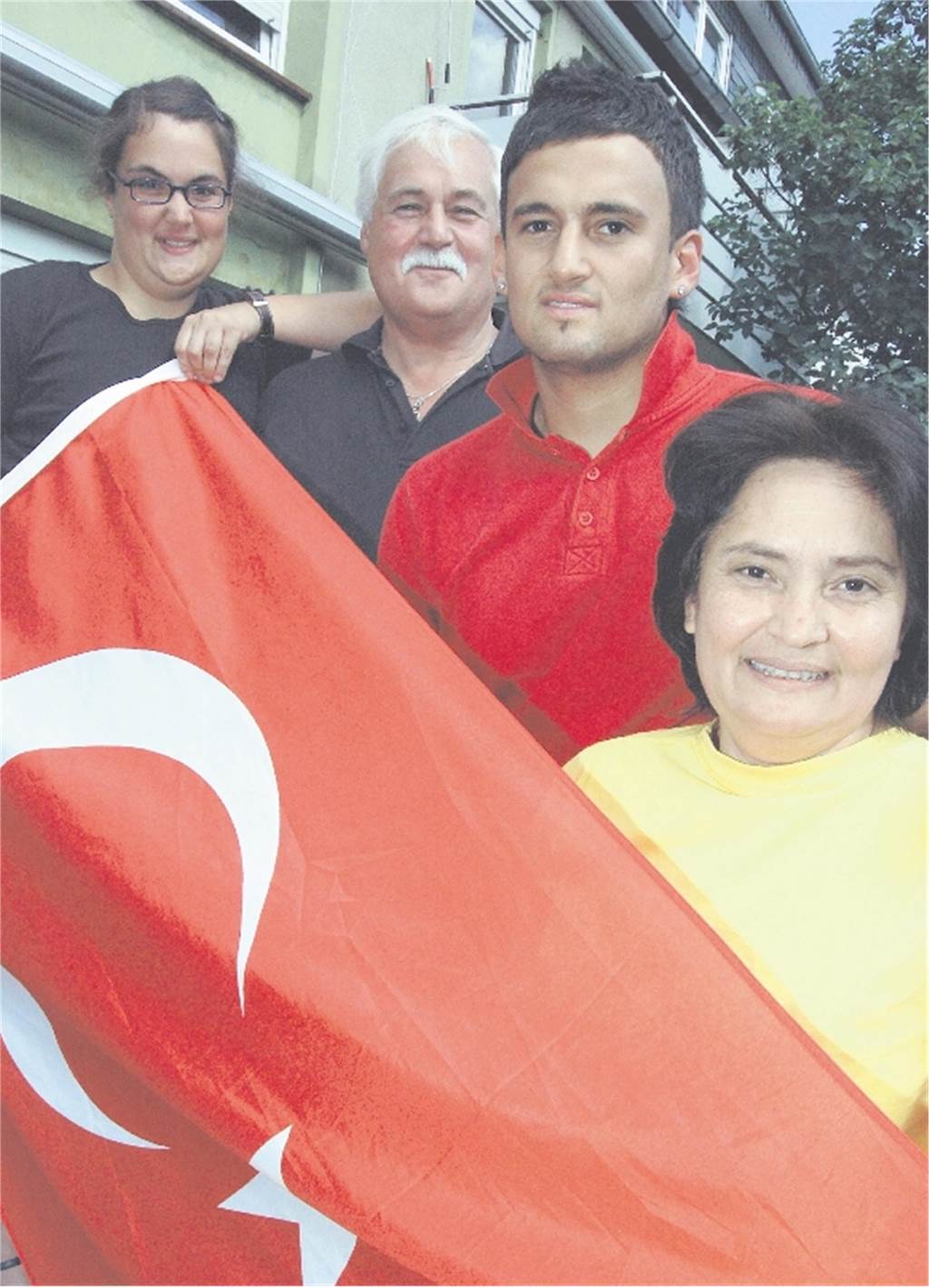 „Du bringst angeblich Glück“: Gülsah Malkus-Peter hilft, wo sie nur kann Familie Malkus bei der Europameisterschaft 2008: Gülsah, Reinhard, Deniz und Ruziye Malkus vor dem Spiel der Türkei gegen Deutschland.