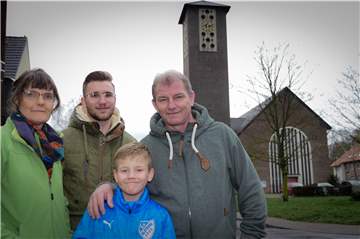 Familie Rebiger (v.l.: Marion, Mikel, Marlon und Michael) ist mir ihrem Stadtteil zufrieden - nur ein Begegnungszentrum fehlt ihnen in Alstedde noch.