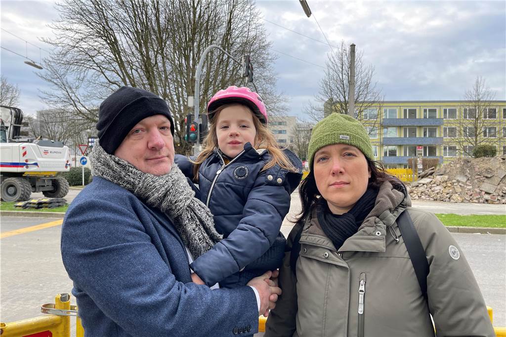 „Ich werfe der Stadt Inkompetenz vor“: Familie Reitmayer lebt zwischen Baustellen Familie Reitmayer kritisiert die Stadt für die Planung der Baustellen.
