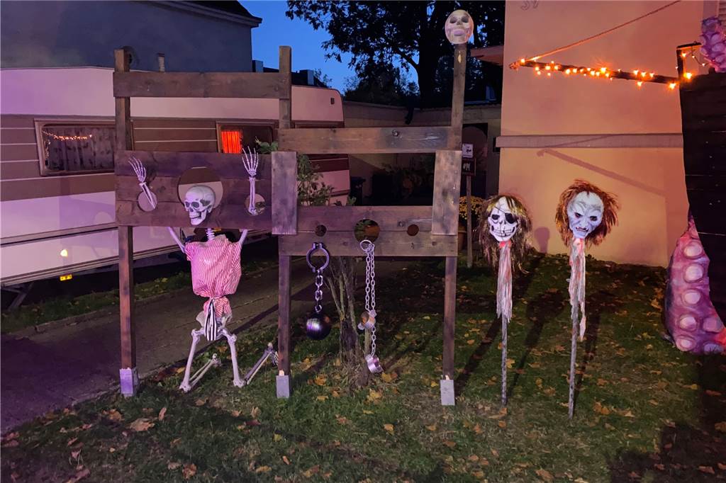 Castrop-Rauxeler Gruselgarten sagt für Halloween 2022 ab Familie Schink hat vor dem Haus auch in diesem Jahr dekoriert. Aber rein in den Garten geht es für Gäste an Halloween 2022 nicht.