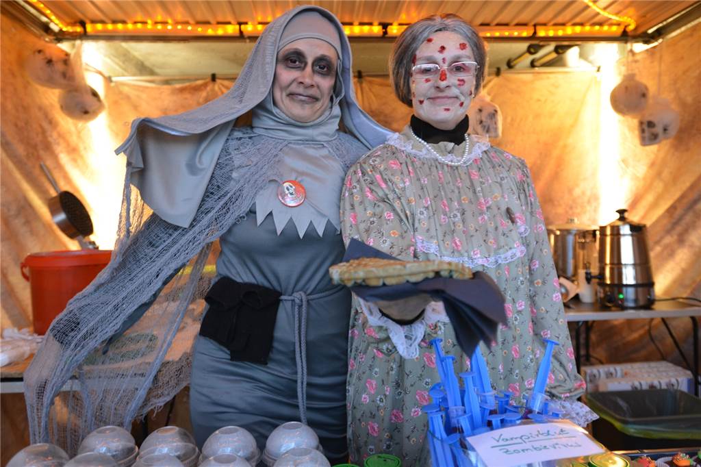 Großer Andrang am Halloween-Haus: Einhornpups, abgehackte Köpfe und Pavillon des Grauens Familie Schink legte sich abermals mächtig ins Zeug, um den Besuchern einen Schauer über den Rücken zu jagen. Verpflegung gab es gegen eine kleine Spende für den guten Zweck.