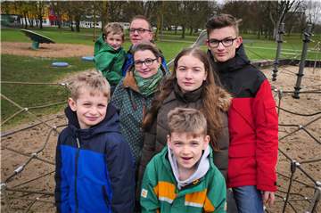 Familie Seidenpfennig (v.l. Gabriel,, Alicja, Michael mit Lukas auf dem Arm, Laura, Jan und Philip) würde sich mehr Spiel-Möglichkeiten für Kinder in Lünen-Mitte wünschen.