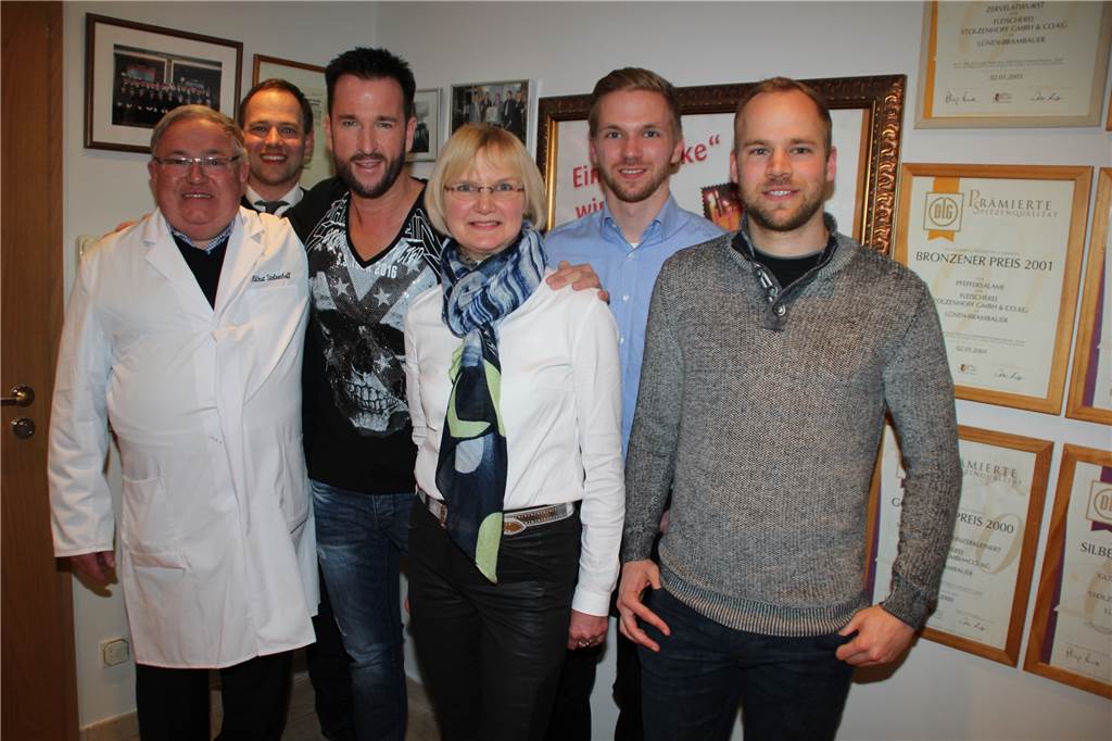 Die drei Stolzenhoff-Brüder setzen auf Familiensinn und gemeinsame Entscheidungen Familie Stolzenhoff mit Sänger Michael Wendler (3.v.l.) bei einem Tag der offenen Tür auf dem Firmengelände. Mit dabei waren: (v.l.) Helmut, Helmut Christian, Annette, Jan und Dennis Stolzenhoff.