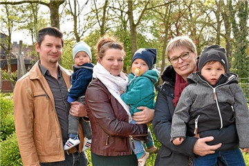 Familie Tamas berichtet von ihrer Unterstützung durch das wellcome-Projekt. Vater Arpad und Mutter Denise (v.l.) - hier mit der ehrenamtlichen Helferin Helga Prautsch - haben drei Söhne.