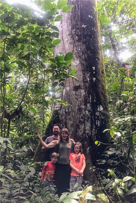 Reise durch Europa und nach Costa Rica: Familie van Hal nimmt sich ein Jahr Auszeit Familie van Hal in Costa Rica, wo sie in einem Dorf die zweite Hälfte des Sabbat-Jahres verbringen will.