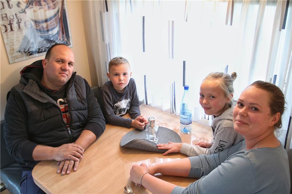 Schausteller auf Deutschland-Tour – So wohnt John Wiegands Familie bei Simjü Familie Wiegand am Küchentisch: John (v.l.), John Jr., Lucy und Janine.