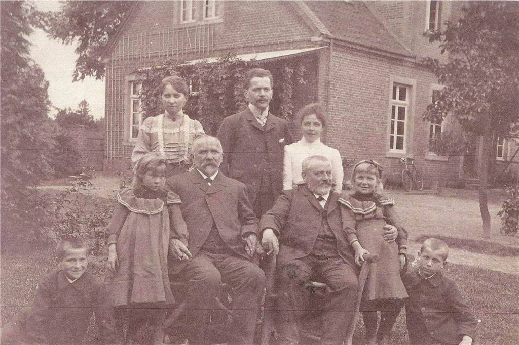 Impfpflicht war für Dr. Franz Wemhoff schon vor über 100 Jahren ein Thema Familienbande: v.l. obere Reihe: Paula Wemhoff, Julius Wemhoff, Tille Wemhoff (frau von Julius); untere Reihe: Paula Wemhoff, Hedwig Wemhoff, Dr.Franz Wemhoff, Bruder von Franz Wemhoff, Clärchen Wemhoff und Karl Wemhoff.