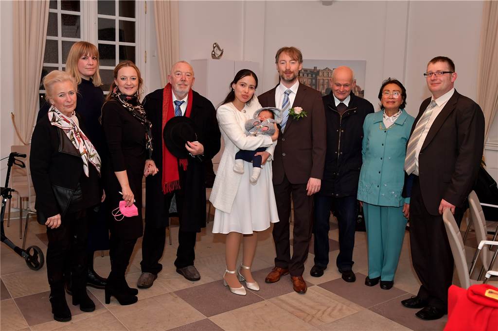 Baby Max untermalte das Ja-Wort am Schnapszahlen-Datum in Nordkirchen Familienfoto nach der Trauung im Hochzeitstürmchen in Nordkirchen.