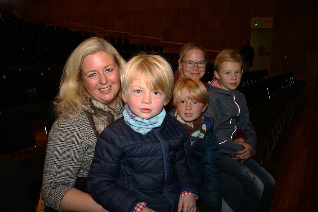 Theater-Check: Glaubwürdig, großartig - So gut ist „Der Zauberer von Oz“ vom WLT Fanden die Geschichte um Dorothy in „Der Zauberer von Oz“ lustig und sprachlich sehr modern: Nicola, Lovis (5) und Emilius Tiggemann-Koch (7) sowie Julia und Sophie Hoffmann (7).