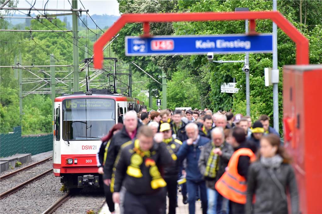 Euro 2024: DSW21 kündigt mehrsprachige Durchsagen in Bus und Bahn an Fans an einer Haltestelle der Linie U45 auf dem Weg zum Stadion