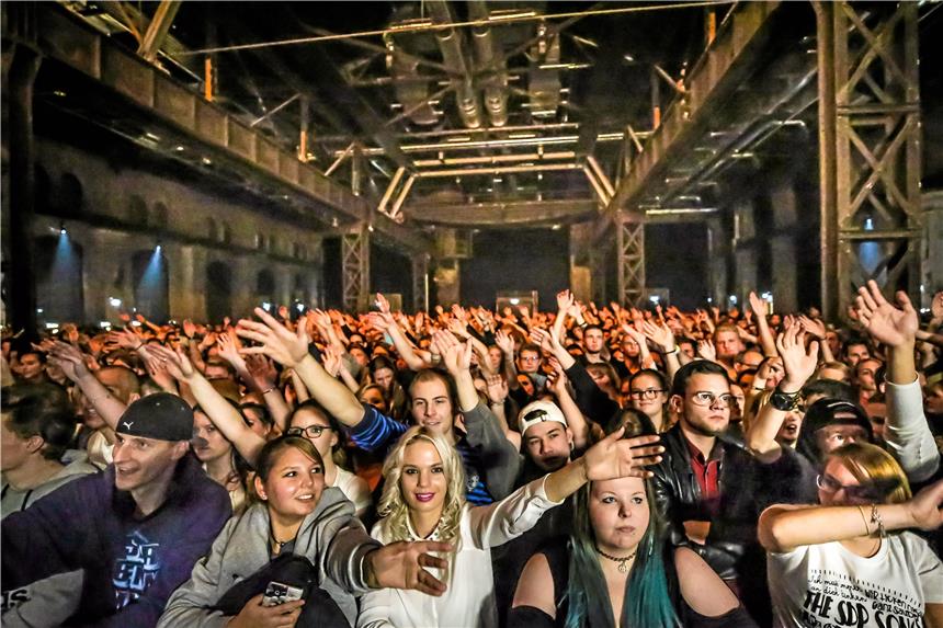 CTS Eventim: Das große Spiel mit den teuren Karten Fans beim ersten Konzert in der Phoenixhalle am 16. November. 3600 Besucher kamen zum ausverkauften Auftritt der Band SDP.