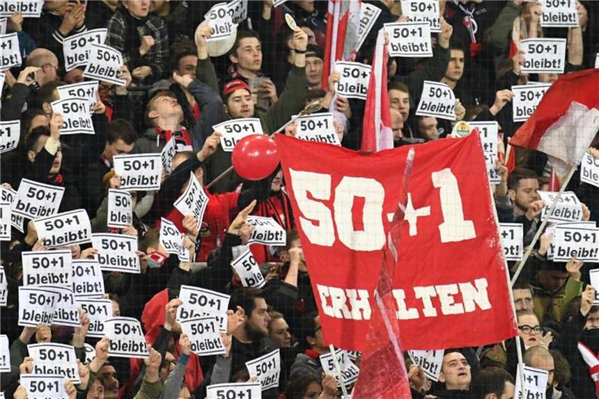 Fans demonstrieren für den Erhalt der 50+1-Regel. Foto: Patrick Seeger