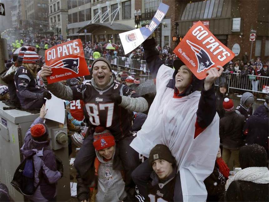 Patriots begeistert bei Super-Bowl-Parade in Boston gefeiert Fans der New England Patriots säumen die Straßen in Boston. Foto: Charles Krupa