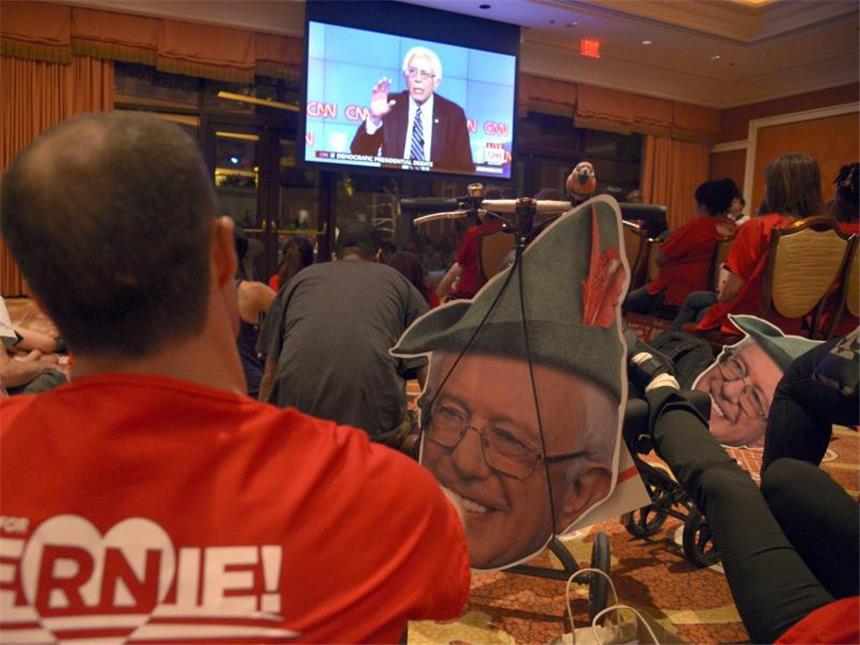 US-Demokraten in TV-Debatte auf Kuschelkurs Fans des 74-jährigen Sanders in Las Vegas. Sanders macht sich für den Kampf gegen den Klimawandel stark und war außenpolitisch etwa ein strikter Gegner des Irak-Feldzuges. Foto: Mike Nelson
