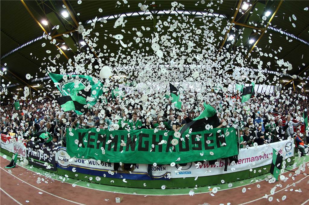 EDG-Job gegen Tore? Fußballer erheben Vorwürfe nach Schmiergeld-Skandal Fans des VfL Kemminghausen bei der Hallenfußball-Stadtmeisterschaft in der Helmut-Körnig-Halle.