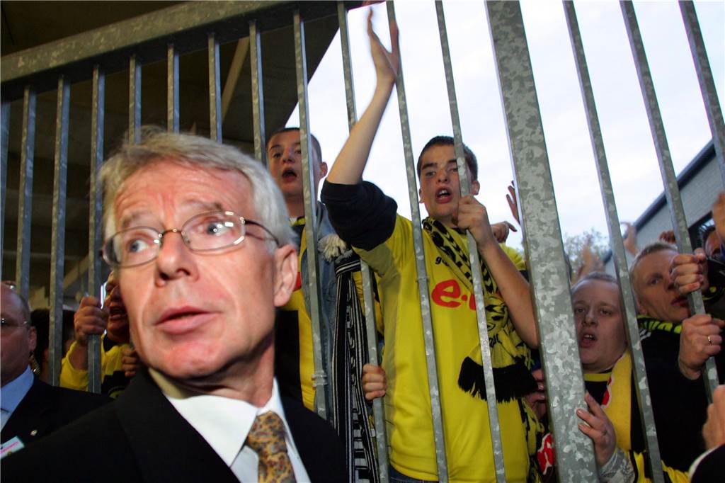 Fans protestierten im Oktober 2004 vor den Stadiontoren nach einer Niederlage des BVB. Dr. Reinhard Rauball versuchte, die aufgebrachten Anhänger zu besänftigen – wenige Wochen später übernahm er zum dritten Mal das Präsidentenamt.