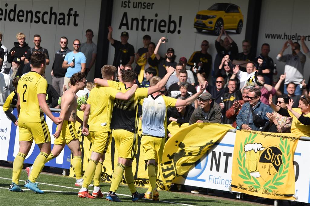 Rettung in letzter Minute: SuS Kaiserau kommt im Abstiegskampf mit blauem Auge davon Fans und Mannschaft feierten nach Spielschluss gemeinsam.