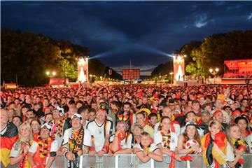 Fans verfolgen während der Europameisterschaft 2016 auf der Fanmeile vor dem Brandenburger Tor in Berlin das Viertelfinale zwischen Deutschland und Italien. Foto: Britta Pedersen