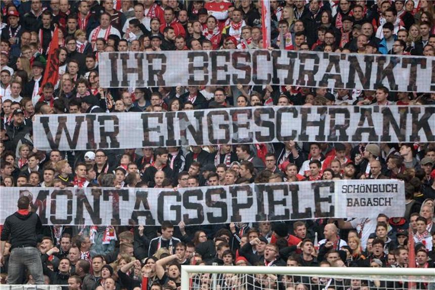 Nach Fan-Protesten gegen Montagspiele: Liga bleibt gelassen Fans vom VfB Stuttgart äußern ihren Unmut über Spiele am Montagabend. Foto: Marijan Murat
