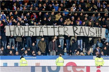 Fans vom VfL Bochum fordern am 19. Spieltag auf einem Transparent „Hochstätter raus!“. Foto: Roland Weihrauch