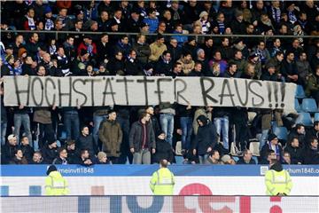 Fans vom VfL Bochum fordern auf einem Transparent "Hochstätter raus!". Foto: Roland Weihrauch/Archiv