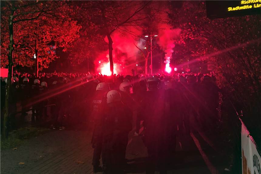 BVB gegen Ajax Amsterdam: Pyro und Scharmützel – Polizei zieht Bilanz Fans von Ajax Amsterdam zünden Pyrotechnik vor dem Dortmunder Stadion.