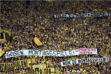 Fans von Borussia Dortmund protestieren gegen Montagsspiele in der Fußball-Bundesliga. Foto: Maja Hitij