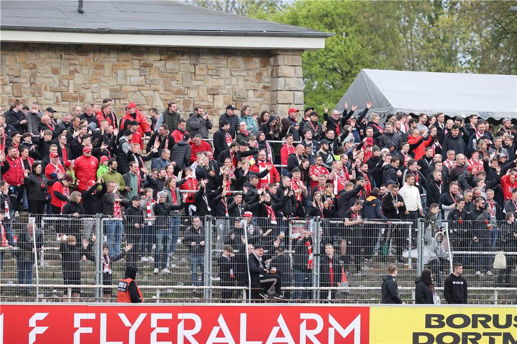 Fans von Energie Cottbus stehen im Gäste-Block des Stadions Rote Erde.