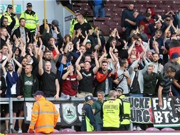 Fans von Hannover 96 beim Testspiel gegen den FC Burnley. Foto: Richard Sellers