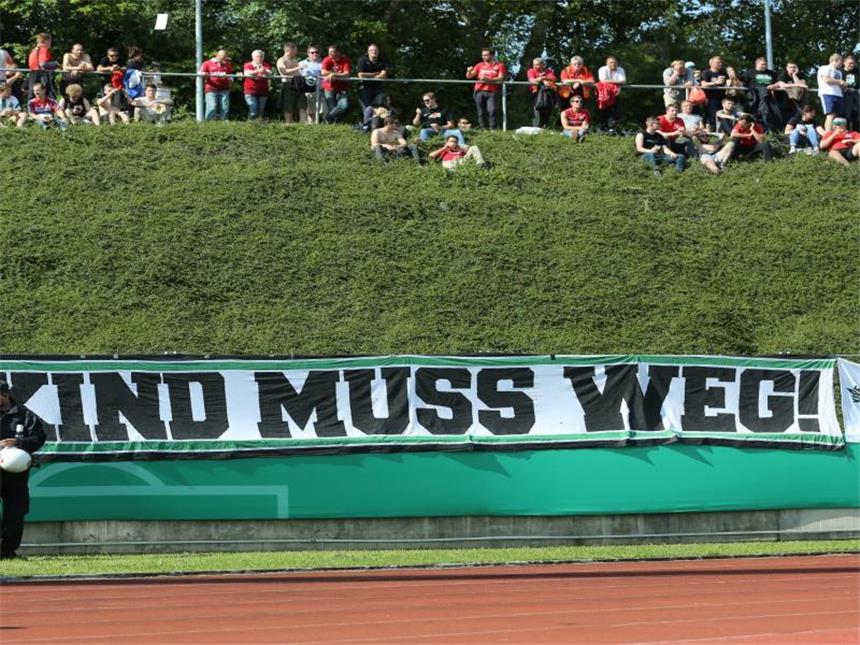 Enttäuschung bei Hannover 96 über Stimmungsboykott der Fans Fans von Hannover 96 machen beim DFB-Pokalspiel in Bonn ihrem Unmut gegenüber Vereinsboss Martin Kind Luft. Foto: Ina Fassbender/dpa