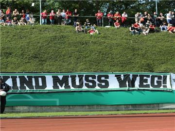 Fans von Hannover 96 machen beim DFB-Pokalspiel in Bonn ihrem Unmut gegenüber Vereinsboss Martin Kind Luft. Foto: Ina Fassbender/dpa
