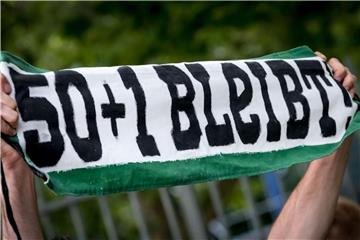 Fans von Hannover 96 protestieren für die 50+1-Regel vor dem Stadion des Fußball-Bundesligisten. Foto: Peter Steffen