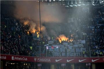 Fans von Olympique Marseille zünden auf der Tribüne beim Spiel gegen Athletic Bilbao Pyrotechnik. Foto: Miguel Tona