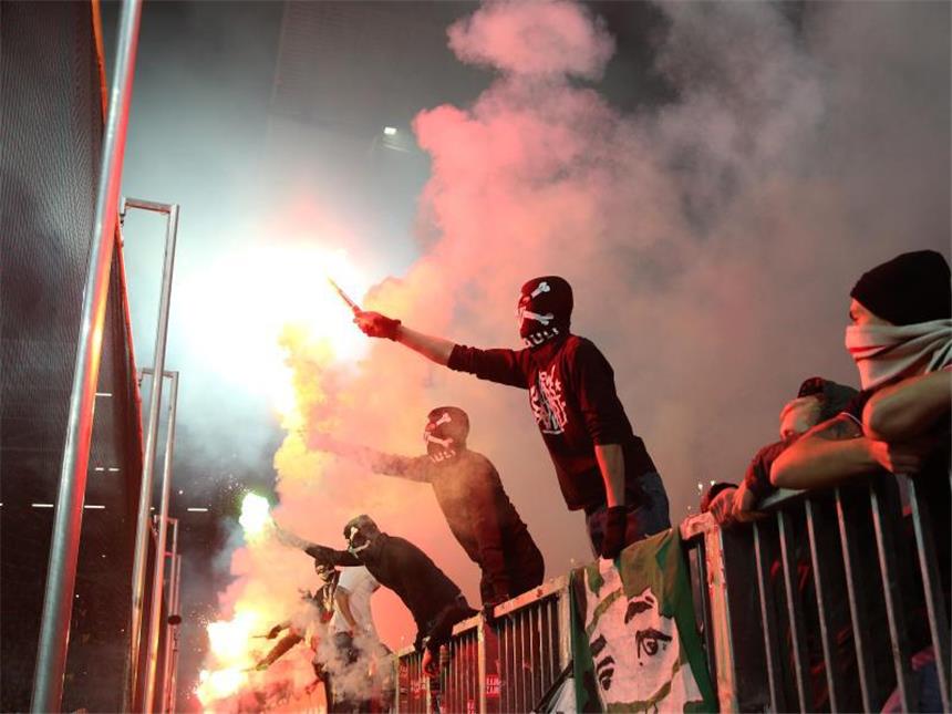 FC St. Pauli muss Geldstrafe wegen Pyrotechnik zahlen Fans von St. Pauli brennen Feuerwerkskörper ab. Foto: Christian Charisius