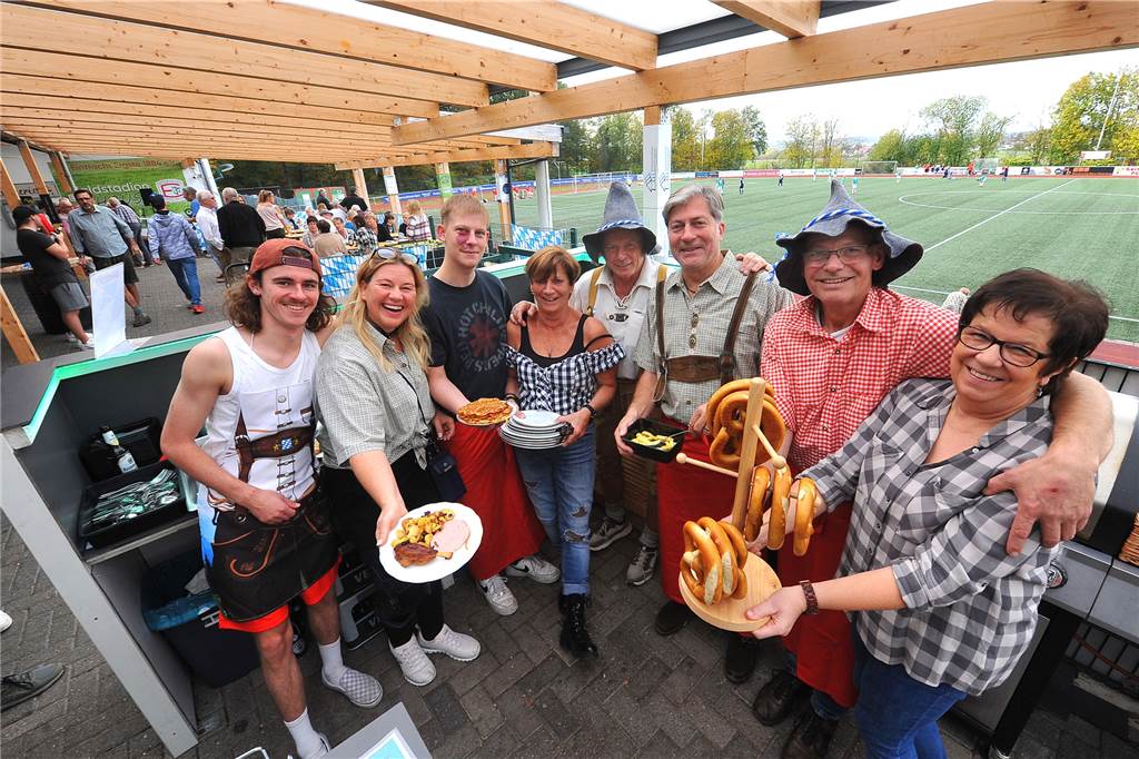 „Fanta“ Harde (4.v.re.) und sein Team hatten den Heimspieltag der SG Eintracht Ergste unter das Oktoberfest-Motto gestellt.