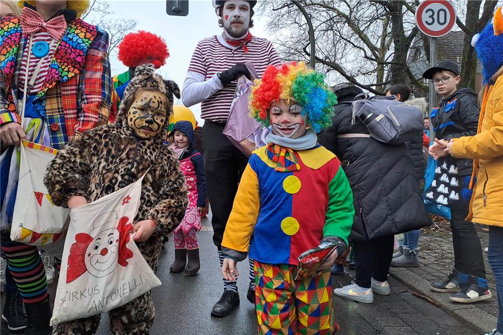 Kinderkarnevalszug: Die Holsterhausener können es noch! Fantasievoll waren die Zugteilnehmer verkleidet.