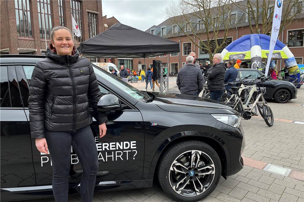 Erlebnistag zeigt: Mobilität ist mehr als Fahrrad und Auto Franziska Schonebeck vor einem Elektroauto