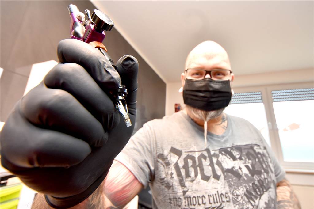 Großes Unverständnis: Tattoos gibt es vorerst nur noch in Schwarz-Weiß Farbe kommt Thomas Tanriverdi vorerst nicht mehr in die Tätowiermaschine. Er hofft darauf, dass die neuen EU-konformen Farben schnell produziert und geliefert werden. Ein Datum kann er dafür aber noch nicht nennen.