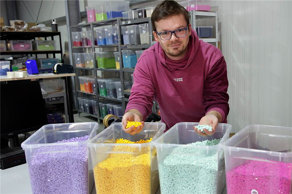 Ganz besondere Mosaike: Firma Bloxbox ist nach Haltern gezogen Farbige Klemmsteine sind das Grundmaterial für die Bilder, die Sascha Gehlich mit seiner Firma Bloxbox gestaltet.