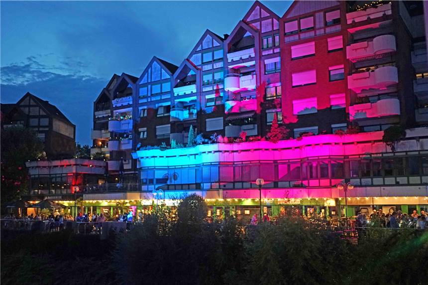 Farbige Lichtakzente sorgten an der Lippe, in der Fußgängerzone, am Rathaus sowie an der ehemaligen Hertie-Immobilie für eine bezaubernde Atmosphäre beim Moonlight-Shopping.