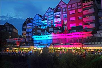 Farbige Lichtakzente sorgten an der Lippe, in der Fußgängerzone, am Rathaus sowie an der ehemaligen Hertie-Immobilie für eine bezaubernde Atmosphäre beim Moonlight-Shopping.
