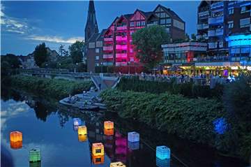 Farbige Lichtakzente sorgten an der Lippe, in der Fußgängerzone, am Rathaus sowie an der ehemaligen Hertie-Immobilie für eine bezaubernde Atmosphäre beim Moonlight-Shopping am Samstag (31.8.).