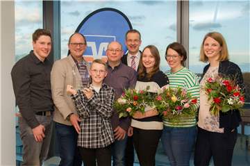 Farin Megger (3.v.l.) wurde Halterns Sportler des Jahres 2018. Christopher Kremer (l., Redakteur Halterner Zeitung), Christoph Winck (2.v.l., Verlagsleiter der Halterner Zeitung) und Christoph Sebbel (4.v.r., Volksbank Haltern) übergaben die Preise. Die Volleyballerinnen des ATV Haltern II (r.) belegten Rang zwei. Der Schwimmer Wolfgang Schäfer (4.v.l.) wurde Dritter.