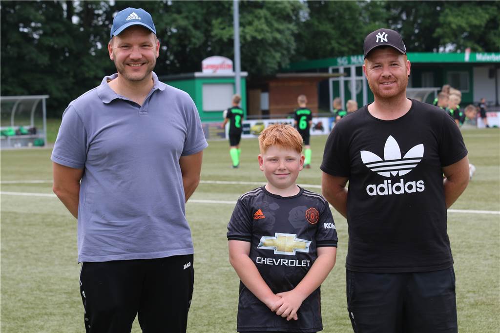 SG Massens Junioren im „Profi-Fieber“: „Das ist schon ein anderes Niveau“ Farit Durmus (r.) und sein Sohn Timucin (10) haben einen guten Draht zum Pro-Coach. Matthias Möcker, Teil des SGM-Trainerteams, hofft auf weitere Spieler, die sich seiner Mannschaft anschließen.